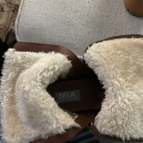 Mia platform boots. Faux fur inside. Size 9. - Picture 8 of 8